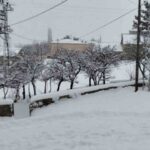 Çiğdemlik köyü sakinleri kar yağışı sonrası yolları kendi çabalarıyla açtı.