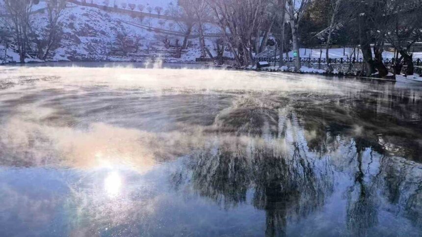 Sivas’taki Sibirya soğuklarında su kaynakları dondu, tek canlı göl Gökpınar oldu.