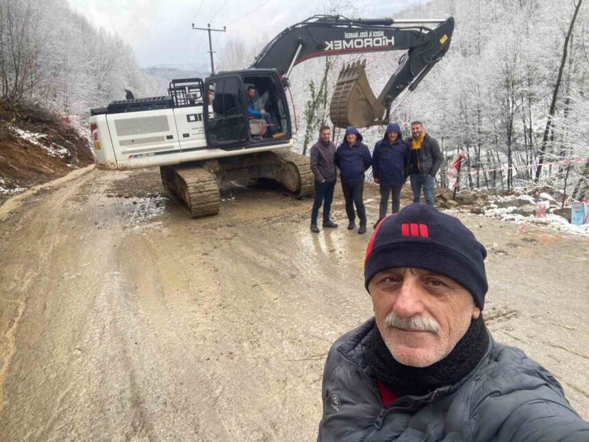 Düzce’deki Fındıklıaksu köyünde heyelan sonrası kapanan yol, kar uyarısı nedeniyle erken açıldı. Düzce’deki Fındıklıaksu köyünde heyelan sonrası kapanan yol, kar uyarısı nedeniyle erken açıldı.