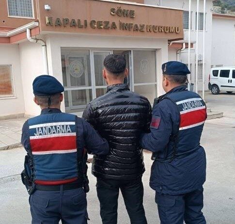 Söke’de 5 yıl hapis cezası bulunan hırsız yakalandı. Söke’de 5 yıl hapis cezası bulunan hırsız yakalandı.