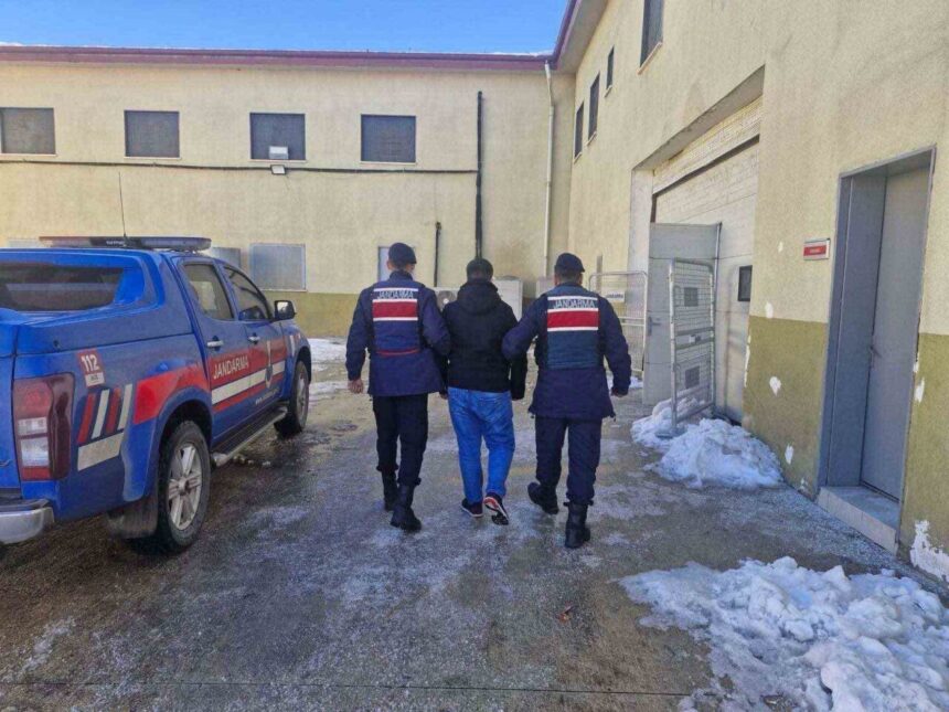Gaziantep’te 15 yıl hapis cezası bulunan şahıs jandarma tarafından yakalandı. Gaziantep’te 15 yıl hapis cezası bulunan şahıs jandarma tarafından yakalandı.