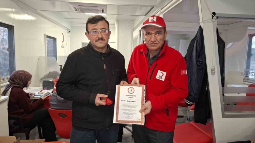 Kütahya Hisarcık’ta Arif Çalışkan, Türk Kızılay’a 15. kan bağışını yaparak bronz madalya ile ödüllendirildi. Kütahya Hisarcık’ta Arif Çalışkan, Türk Kızılay’a 15. kan bağışını yaparak bronz madalya ile ödüllendirildi.