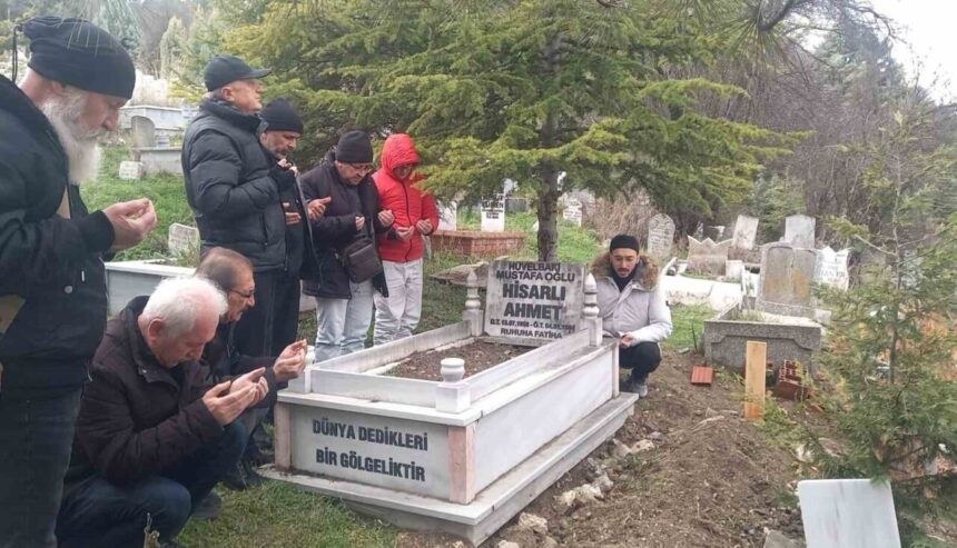 Kütahya’da “Türküler Babası” Hisarlı Ahmet, vefatının 42. yılında mezarı başında anıldı.