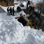 Bitlis’in Hizan ilçesinde karla mücadele esnasında iş makinesi kayarak yoldan çıktı.
