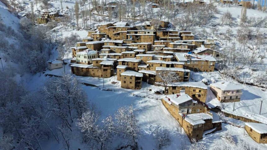 Hizan’daki taş evlerle dolu köyler, kar yağışıyla birlikte etkileyici görüntüler sunuyor.