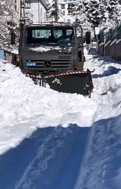 Hozat’ta yoğun kar yağışı sürerken Jandarma, vatandaşların güvenliği için karla mücadeleye destek verdi. Hozat’ta yoğun kar yağışı sürerken Jandarma, vatandaşların güvenliği için karla mücadeleye destek verdi.