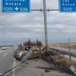 Afyonkarahisar’da bariyerlere ve beton direğe çarpan otomobilde sürücü yaralandı.