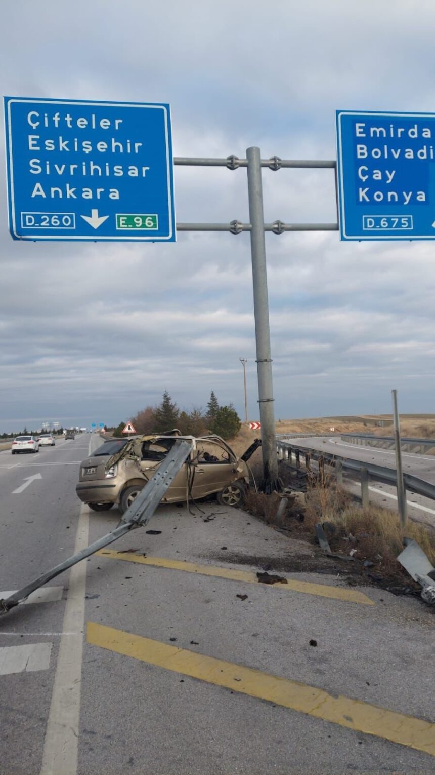 Afyonkarahisar’da bariyerlere ve beton direğe çarpan otomobilde sürücü yaralandı. Afyonkarahisar’da bariyerlere ve beton direğe çarpan otomobilde sürücü yaralandı.