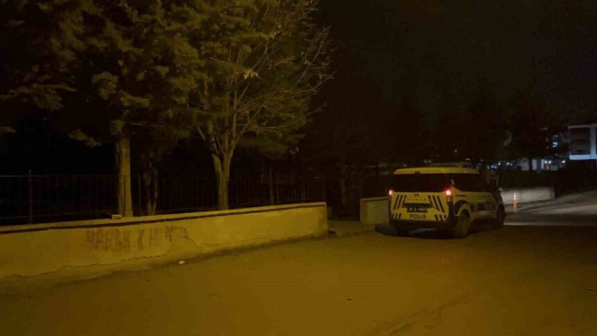 Eskişehir’de babayı döven ve oğlunu bıçaklayan 3 şüphelinin kimlikleri belirlendi. Eskişehir’de babayı döven ve oğlunu bıçaklayan 3 şüphelinin kimlikleri belirlendi.