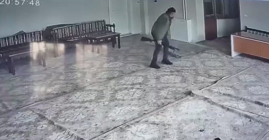 Diyarbakır’da silahlı saldırıda bir ölü, bir yaralı; güvenlik kamerası görüntüleri yayımlandı. Diyarbakır’da silahlı saldırıda bir ölü, bir yaralı; güvenlik kamerası görüntüleri yayımlandı.