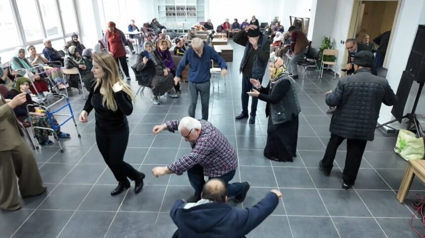 Eskişehir Fethi Yılmaz Sezer Evi’nde yaşlılar için düzenlenen konserle keyifli anlar yaşandı. Eskişehir Fethi Yılmaz Sezer Evi’nde yaşlılar için düzenlenen konserle keyifli anlar yaşandı.