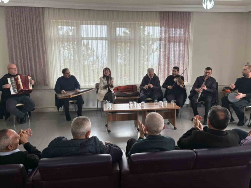 Eskişehir’de huzurevinde yaşlılar için düzenlenen konserle eğlenceli anlar yaşandı. Eskişehir’de huzurevinde yaşlılar için düzenlenen konserle eğlenceli anlar yaşandı.