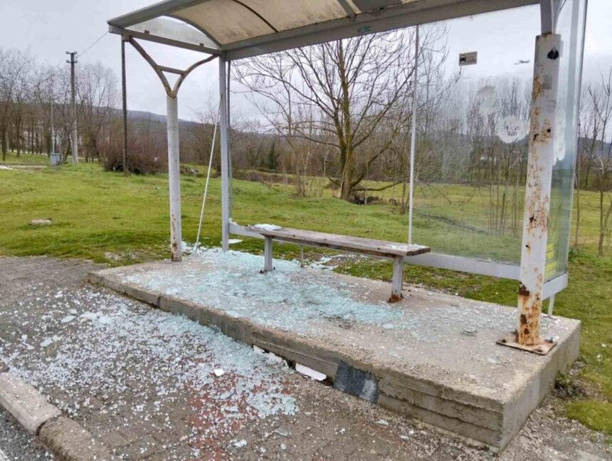 Düzce’de Huzurevi Önündeki Otobüs Durağının Camları Kırıldı Düzce’de Huzurevi Önündeki Otobüs Durağının Camları Kırıldı