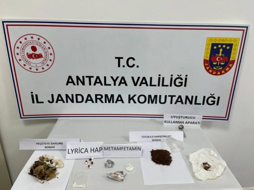 Antalya’nın İbradı ilçesinde jandarma tarafından yapılan operasyonda uyuşturucu madde yakalandı. Antalya’nın İbradı ilçesinde jandarma tarafından yapılan operasyonda uyuşturucu madde yakalandı.
