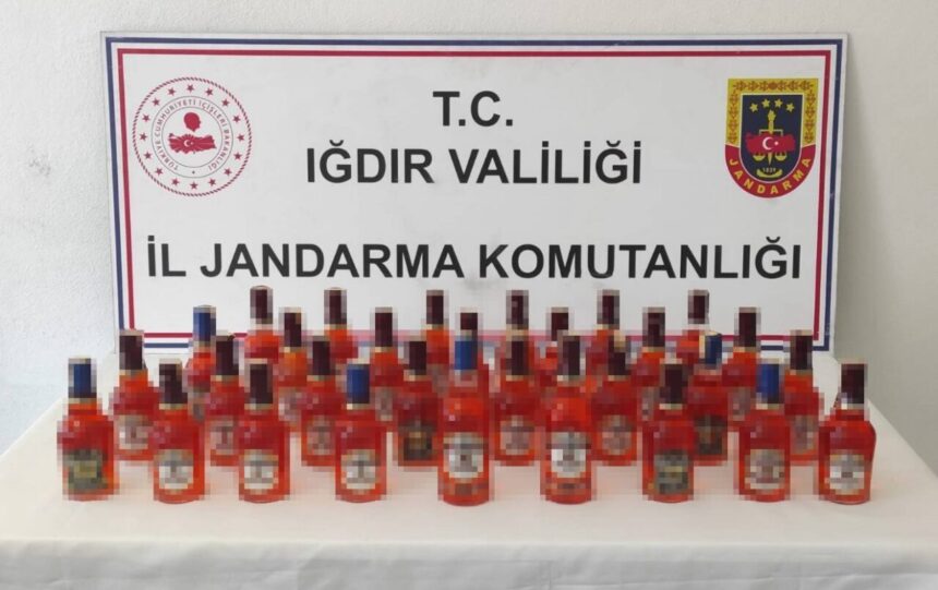 Iğdır’da kargo kutularında 40 litre kaçak viski bulundu, 2 kişiye yasal işlem başlatıldı. Iğdır’da kargo kutularında 40 litre kaçak viski bulundu, 2 kişiye yasal işlem başlatıldı.