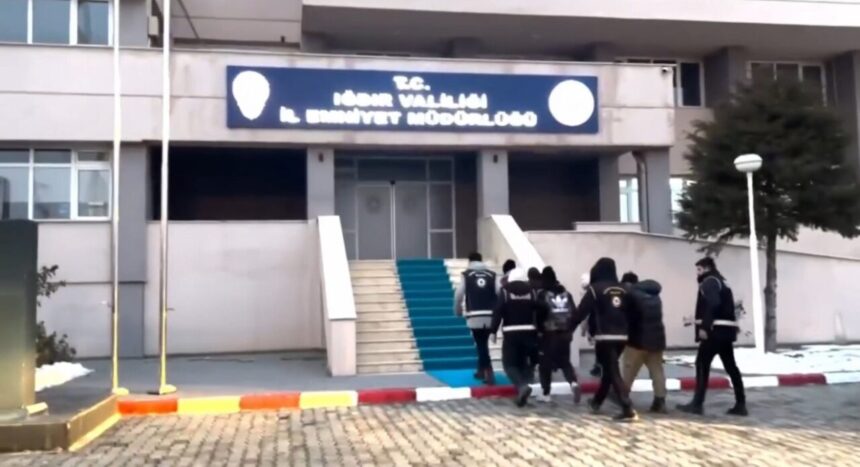Iğdır’da düzensiz göçmenlere yönelik operasyonda 5 kişi yakalandı, sürücü tutuklandı. Iğdır’da düzensiz göçmenlere yönelik operasyonda 5 kişi yakalandı, sürücü tutuklandı.
