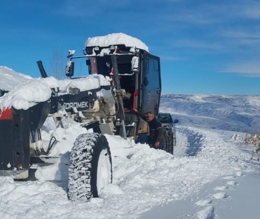 Iğdır’da kar sonrası kapanan köy yollarının açılması için çalışmalar sürüyor.