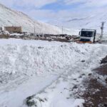 Iğdır’da karlı yolların açılması için ekipler yoğun mesai harcıyor.