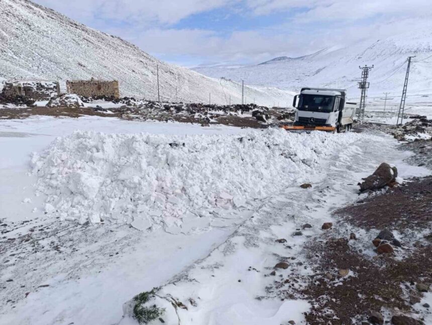 Iğdır’da karlı yolların açılması için ekipler yoğun mesai harcıyor. Iğdır’da karlı yolların açılması için ekipler yoğun mesai harcıyor.