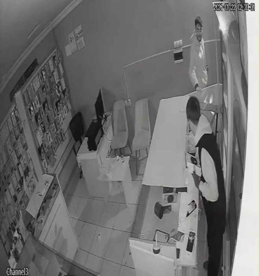 Iğdır’daki telefon mağazasına giren 2 hırsız birçok telefonu çalarak olay yerinden uzaklaştı. Iğdır’daki telefon mağazasına giren 2 hırsız birçok telefonu çalarak olay yerinden uzaklaştı.