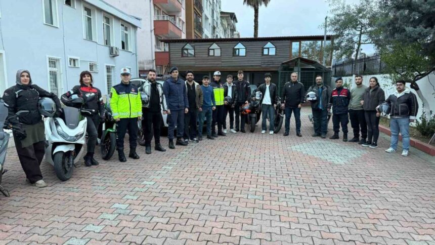 Hopa’da jandarma, motosiklet sürücülerine güvenli sürüş eğitimi verdi Hopa’da jandarma, motosiklet sürücülerine güvenli sürüş eğitimi verdi