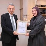 İlkadım Belediye Başkanı Kurnaz, 2026’nın ilk işyeri ruhsatını işletmeciye teslim etti.