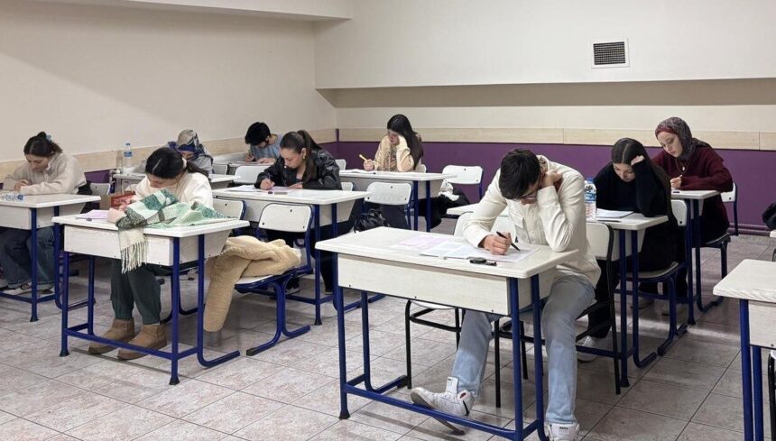 İlkadım Belediyesi, sömestir tatilinde YKS ve LGS öğrencilerine 4 merkezde hazırlık kampı düzenliyor. İlkadım Belediyesi, sömestir tatilinde YKS ve LGS öğrencilerine 4 merkezde hazırlık kampı düzenliyor.