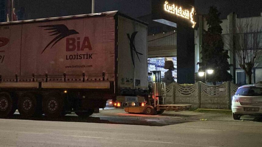 İnegöl’de TIR dorsesinden düşen işçi yaralandı. İnegöl’de TIR dorsesinden düşen işçi yaralandı.
