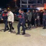 İnegöl’de jandarma, kaçak yolla ülkeye giren 9 yabancı uyruklu şahsı yakaladı.