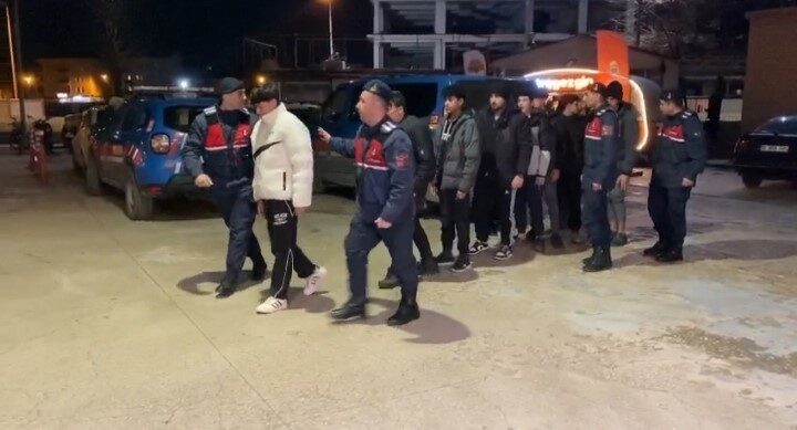 İnegöl’de jandarma, kaçak yolla ülkeye giren 9 yabancı uyruklu şahsı yakaladı. İnegöl’de jandarma, kaçak yolla ülkeye giren 9 yabancı uyruklu şahsı yakaladı.