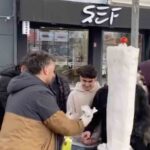 Bursa’nın İnegöl ilçesinde dönerci, kar yağışını değerlendirerek ilginç bir etkinlik gerçekleştirdi.