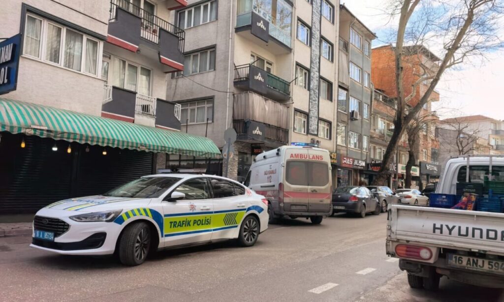 İnegöl’de yalnız yaşayan 38 yaşındaki adam evinde ölü bulundu. Olayda soruşturma başlatıldı.