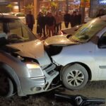 İnegöl’de hafif ticari araçlar çarpıştı: 3 kişi yaralandı.