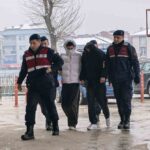 Bursa’nın İnegöl ilçesinde internet kablolarını çalan iki şüpheli jandarma tarafından yakalandı.