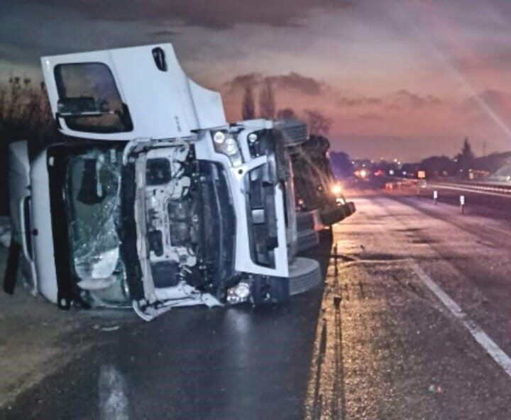 İnegöl’de ip yüklü tırın devrilmesi sonucu sürücü yaralandı. Kazaya ilişkin soruşturma başlatıldı.