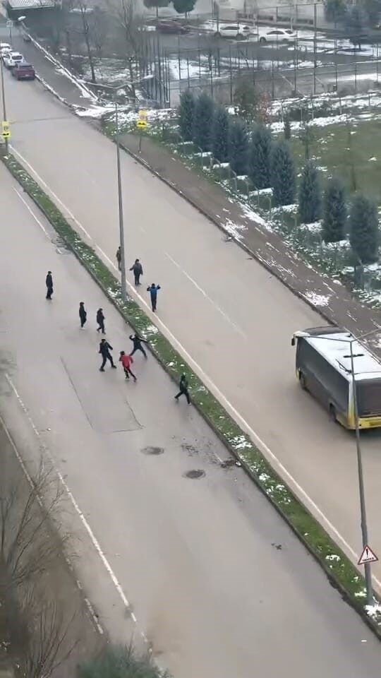 İnegöl’de çocukların otobüslere kar topu atması sonrasında sürücülerin tepkisi kameraya yansıdı. İnegöl’de çocukların otobüslere kar topu atması sonrasında sürücülerin tepkisi kameraya yansıdı.