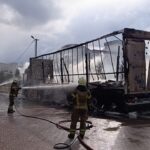 İnegöl’de Park Halindeki Tırda Çıkan Yangın, Yanındaki Dorsede Hasara Yol Açtı