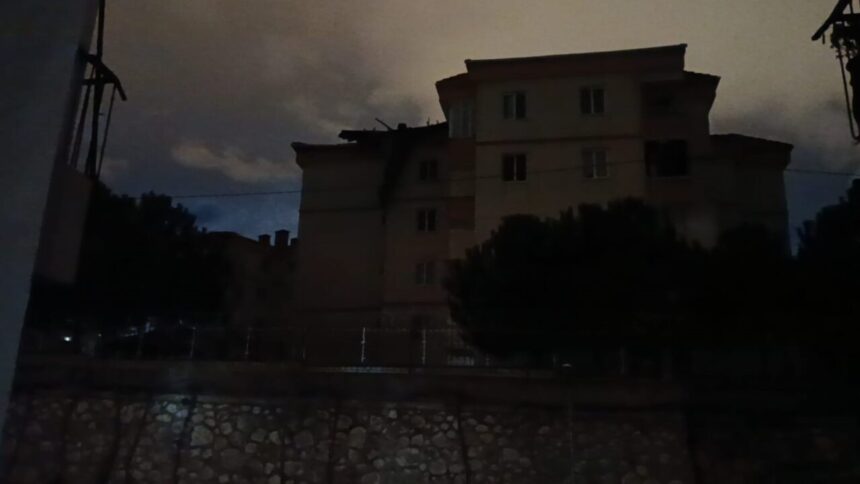 İnegöl’de Şiddetli Lodos, İki Sitedeki Çatılara Zarar Verdi, Can Kaybı Yok