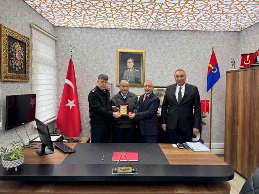 İnegöl’den 78 yaşındaki çiftçi Abdullah Kaptan, tüm mal varlığını Jandarma Asayiş Vakfı’na bağışladı. İnegöl’den 78 yaşındaki çiftçi Abdullah Kaptan, tüm mal varlığını Jandarma Asayiş Vakfı’na bağışladı.