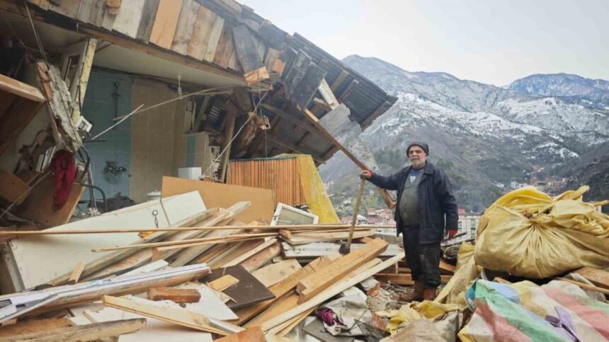 Borçka’da yoğun kar sonrası toprak kayması bir evi ve ahırı yıktı, mülk sahibi son anda kurtuldu. Borçka’da yoğun kar sonrası toprak kayması bir evi ve ahırı yıktı, mülk sahibi son anda kurtuldu.