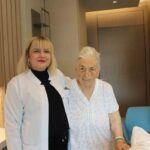 Gece yarısı felç geçiren 93 yaşındaki Ayten Sincer, uygulanan tedavi ile yürümeye başladı.