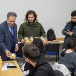 İnönü Üniversitesi Rektörü Prof. Dr. Nusret Akpolat, sınav dönemindeki öğrencilere kütüphane ziyaretiyle meyve ikram etti.