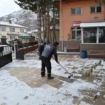 İnönü Belediyesi, kış mevsiminde buzlanma riskine karşı temizlik ve önlem çalışmaları başlattı.