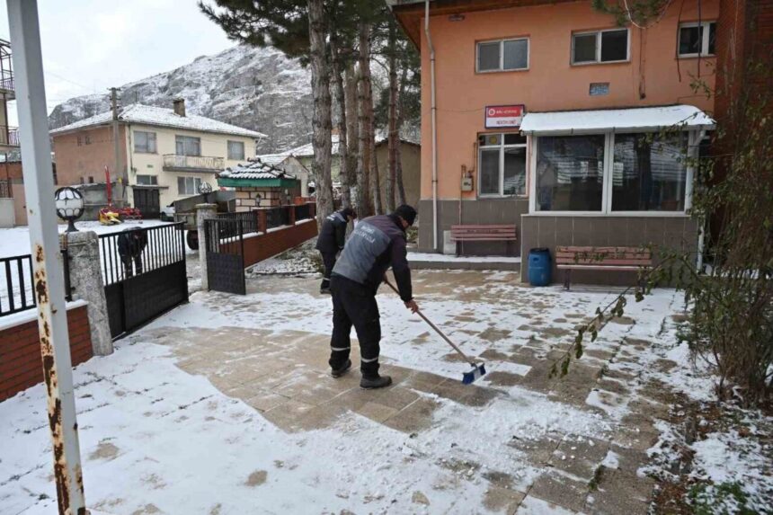 İnönü Belediyesi, kış mevsiminde buzlanma riskine karşı temizlik ve önlem çalışmaları başlattı. İnönü Belediyesi, kış mevsiminde buzlanma riskine karşı temizlik ve önlem çalışmaları başlattı.