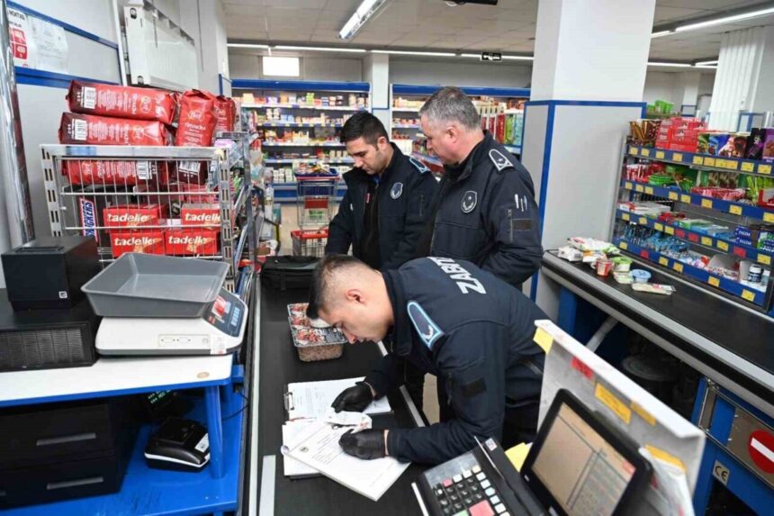 İnönü Belediyesi Zabıta Müdürlüğü, zincir marketlere yapılan denetimler sonucu 3 gün faaliyet durdurma cezası uyguladı. İnönü Belediyesi Zabıta Müdürlüğü, zincir marketlere yapılan denetimler sonucu 3 gün faaliyet durdurma cezası uyguladı.