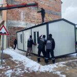 İnönü Belediyesi, çalışanların soğukta üşümemesi için servis bekleme yeri yaptı.