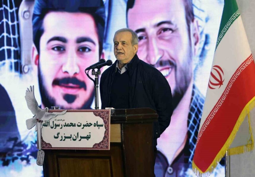 İran Cumhurbaşkanlığı, protestolara müdahale olmaması talimatı verdiğini açıkladı. İran Cumhurbaşkanlığı, protestolara müdahale olmaması talimatı verdiğini açıkladı.