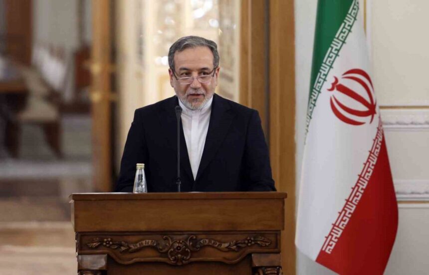 Dışişleri Bakanı Arakçi, Tahran’daki büyükelçilere, protestoların kontrol altında olduğunu bildirdi. Dışişleri Bakanı Arakçi, Tahran’daki büyükelçilere, protestoların kontrol altında olduğunu bildirdi.