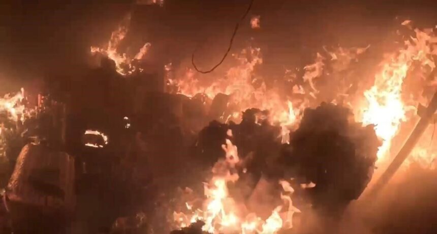 Diyarbakır Yenişehir’de bir iş yerinde çıkan yangın itfaiye erinin kask kamerasına yansıdı. Diyarbakır Yenişehir’de bir iş yerinde çıkan yangın itfaiye erinin kask kamerasına yansıdı.