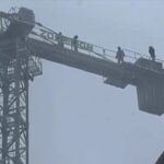 Çarşamba’da inşaat işçileri, maaşlarını alamadıkları için kule vince çıkarak intihar girişiminde bulundu.